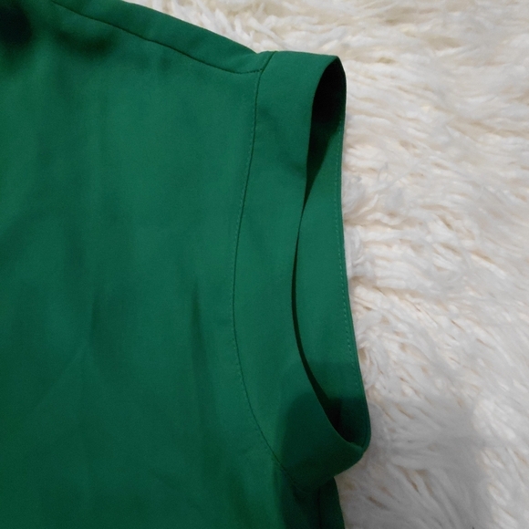Green Short Sleeve Flowy Blouse - Picture 3 of 4